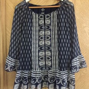 Blouse with ruffle bottom